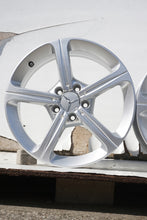Laden Sie das Bild in den Galerie-Viewer, 4x Alufelge 17 Zoll 6.5" 5x112 44ET Glanz Silber A1774011200 Mercedes-Benz W177 FEL6055049580mf