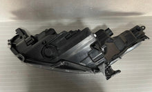 Laden Sie das Bild in den Galerie-Viewer, Frontscheinwerfer Toyota 4 Yaris LED Rechts Scheinwerfer Headlight