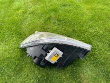 Load image into Gallery viewer, Frontscheinwerfer Mercedes-Benz Sprinter 9068201061 Xenon Rechts Headlight