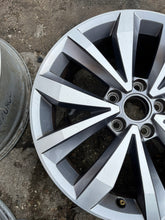 Laden Sie das Bild in den Galerie-Viewer, 1x Alufelge 17 Zoll 7.0" 5x112 45ET Glanz 2GA601025B VW T-Roc I Rim Wheel FEL5500669519ph