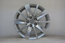 Laden Sie das Bild in den Galerie-Viewer, 1x Alufelge 15 Zoll 6.0&quot; 5x100 38ET Glanz Silber 6C0601025 Vw Rim Wheel