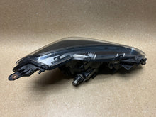 Laden Sie das Bild in den Galerie-Viewer, Frontscheinwerfer Toyota Yaris Links Scheinwerfer Headlight SCH2165661669sc