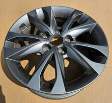 Load image into Gallery viewer, 1x Alufelge 16 Zoll 6.5&quot; 4x114.3 48ET Glanz Graphit 52910-2Y510 Hyundai Ix35