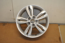 Load image into Gallery viewer, 1x Alufelge 17 Zoll 6.5" 5x114.3 48ET Glanz Silber 52910-2S200 Hyundai Ix35 FEL4432629672an