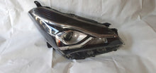 Load image into Gallery viewer, Frontscheinwerfer Toyota Yaris Rechts Scheinwerfer Headlight