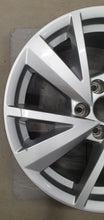 Laden Sie das Bild in den Galerie-Viewer, 1x Alufelge 17 Zoll 7.0&quot; 5x112 45ET Glanz Silber 81A601025C Audi Q2 Rim Wheel