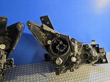 Laden Sie das Bild in den Galerie-Viewer, Frontscheinwerfer Mazda III BHR251040 Xenon Ein Stück (Rechts oder Links)
