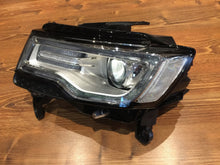Laden Sie das Bild in den Galerie-Viewer, Frontscheinwerfer Jeep Grand Cherokee Wk2 68144709AE Links Headlight SCH1044291613bk