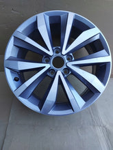 Load image into Gallery viewer, 1x Alufelge 17 Zoll 7.0" 5x112 45ET Glanz Silber 2GA601025P Mg T-Roc Rim Wheel FEL9985909100jh