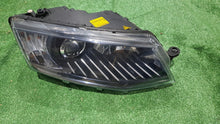 Laden Sie das Bild in den Galerie-Viewer, Frontscheinwerfer Skoda Octavia III 5E1941016B Xenon Rechts Headlight SCH2346006566xx