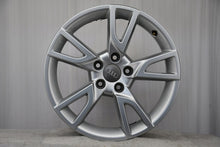 Laden Sie das Bild in den Galerie-Viewer, 1x Alufelge 17 Zoll 6.5" 5x112 33ET Glanz Silber 8U0071497 Audi Rim Wheel FEL6477120217gr
