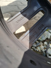 Laden Sie das Bild in den Galerie-Viewer, 1x Alufelge 16 Zoll 8.0&quot; 5x108 50ET 31445799 Volvo Rim Wheel