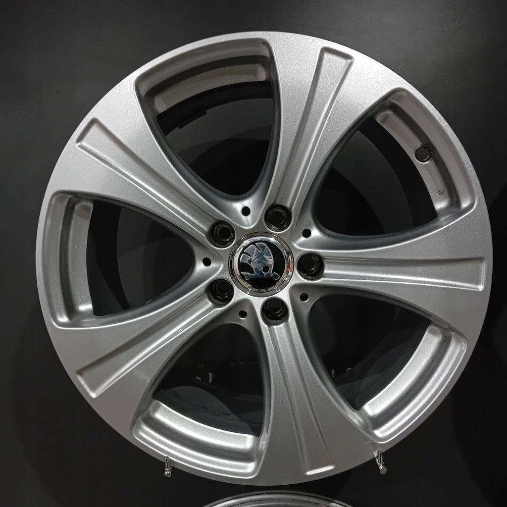 4x Alufelge 18 Zoll 8.0" 5x112 38ET Glanz Silber Mercedes-Benz Superb Iii FEL2768506020wm