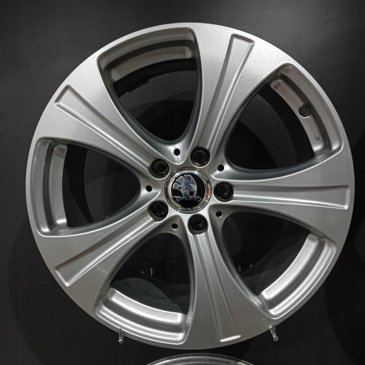 4x Alufelge 18 Zoll 8.0" 5x112 38ET Glanz Silber Mercedes-Benz Superb Iii FEL2768506020wm