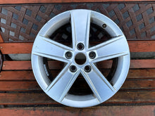 Laden Sie das Bild in den Galerie-Viewer, 1x Alufelge 16 Zoll 6.0&quot; 5x112 48ET Glanz Silber 5E0601025M Skoda Octavia Iii