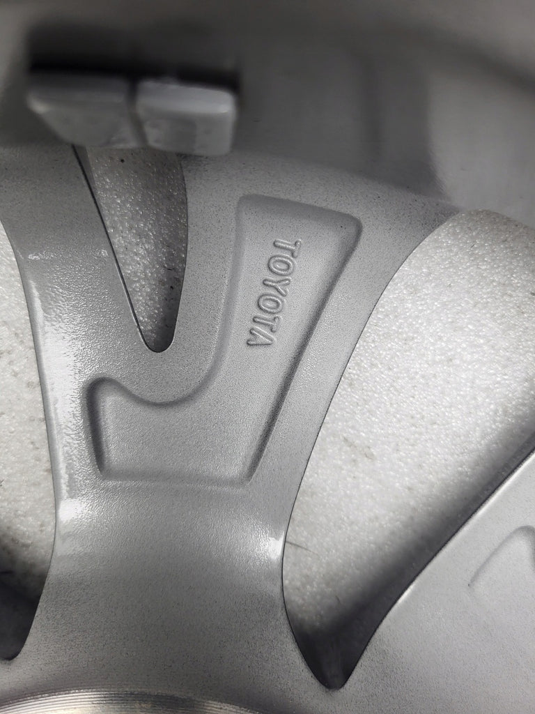 1x Alufelge 15 Zoll 5.0" 4x100 39ET 42611-0DJ10 Toyota Aygo Rim Wheel