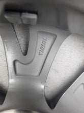 Laden Sie das Bild in den Galerie-Viewer, 1x Alufelge 15 Zoll 5.0&quot; 4x100 39ET 42611-0DJ10 Toyota Aygo Rim Wheel