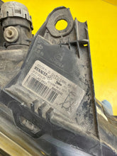 Laden Sie das Bild in den Galerie-Viewer, Frontscheinwerfer Renault Laguna III 260100040R Xenon Rechts Headlight SCH7191715088el
