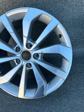Laden Sie das Bild in den Galerie-Viewer, 1x Alufelge 17 Zoll 7.0" 5x112 2GA601025AC VW T-Roc I Rim Wheel FEL5659267384fq