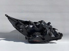 Laden Sie das Bild in den Galerie-Viewer, Frontscheinwerfer Toyota Aygo X 0H-3329318 Links Scheinwerfer Headlight