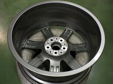 Laden Sie das Bild in den Galerie-Viewer, 1x Alufelge 20 Zoll 9.0" 5x112 35ET Glanz Graphit 6883753 BMW G05 G06 Rim Wheel FEL6446220605el