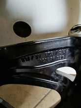 Laden Sie das Bild in den Galerie-Viewer, 1x Alufelge 17 Zoll 6.5&quot; 5x112 46ET Glanz Silber 5E3601025AC Skoda Octavia