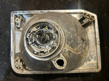 Laden Sie das Bild in den Galerie-Viewer, Frontscheinwerfer Land Rover I Discovery II Links Scheinwerfer Headlight SCH7619087469le
