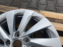 Load image into Gallery viewer, 1x Alufelge 17 Zoll 46ET Silber 5E3601025 Skoda Octavia I Rim Wheel FEL9425061030ii