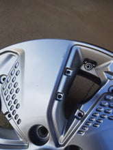 Laden Sie das Bild in den Galerie-Viewer, 1x Alufelge 17 Zoll 7.0&quot; 5x112 50ET Glanz Schwarz 52910-K4000 Hyundai Kona