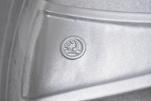 Load image into Gallery viewer, 1x Alufelge 18 Zoll 8.5" 5x112 41ET Glanz Silber 3V0601025BC Skoda Superb Iii FEL5697432809ow