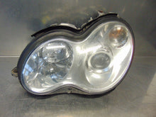 Laden Sie das Bild in den Galerie-Viewer, Frontscheinwerfer Mercedes-Benz W203 A2038203559 Xenon Links Headlight SCH2559846430vs