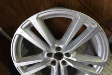 Laden Sie das Bild in den Galerie-Viewer, 1x Alufelge 20 Zoll 9.0&quot; 5x112 33ET Glanz Silber 4M0601025H Audi Q7 Rim Wheel