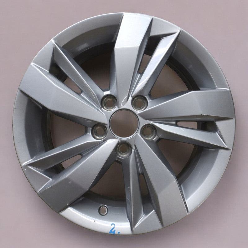 1x Alufelge 15 Zoll 5.5" 5x100 40ET Glanz Silber 2G0601025 VW Polo Rim Wheel