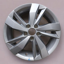 Laden Sie das Bild in den Galerie-Viewer, 1x Alufelge 15 Zoll 5.5&quot; 5x100 40ET Glanz Silber 2G0601025 VW Polo Rim Wheel