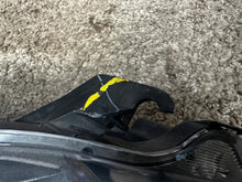 Laden Sie das Bild in den Galerie-Viewer, Frontscheinwerfer Toyota Yaris Rechts Scheinwerfer Headlight SCH7451570388bg