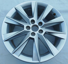 Laden Sie das Bild in den Galerie-Viewer, 1x Alufelge 17 Zoll 7.0&quot; 5x100 46ET Glanz Silber 5JJ601025 Mg Rapid Rim Wheel