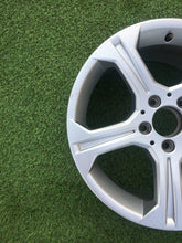 Laden Sie das Bild in den Galerie-Viewer, 1x Alufelge 17 Zoll 8.0" 5x112 57ET Glanz Silber A2044010104 Mercedes-Benz W204 FEL6334726075ic