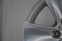 Laden Sie das Bild in den Galerie-Viewer, 1x Alufelge 17 Zoll 8.0" 5x120 30ET Glanz Silber 6790172 BMW 1 Rim Wheel FEL5669160011jt