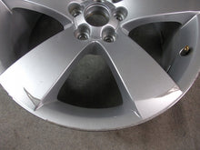 Laden Sie das Bild in den Galerie-Viewer, 1x Alufelge 17 Zoll 7.0&quot; 5x100 41ET Glanz Silber 5J7601025B Skoda Fabia Ii