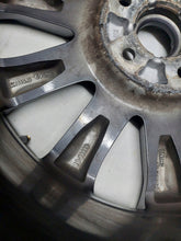 Laden Sie das Bild in den Galerie-Viewer, 1x Alufelge 18 Zoll 7.0&quot; 5x114.3 50ET Glanz Graphit 9965417080 Mazda Cx3 Cx-3 Mg