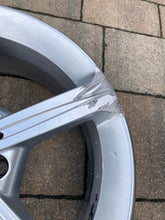 Laden Sie das Bild in den Galerie-Viewer, 1x Alufelge 17 Zoll 6.5" 5x112 44ET Glanz Silber A1774011200 Mercedes-Benz Cla FEL8504956088nd