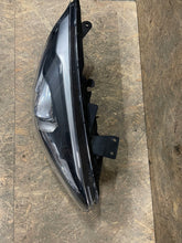 Laden Sie das Bild in den Galerie-Viewer, Frontscheinwerfer Kia Carens IV Xenon Rechts Scheinwerfer Headlight