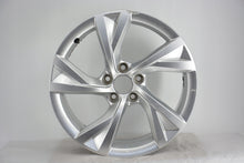 Load image into Gallery viewer, 1x Alufelge 18 Zoll 8.0&quot; 5x112 40ET Glanz Silber 8W0601025EJ Audi Rim Wheel