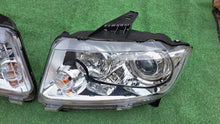 Laden Sie das Bild in den Galerie-Viewer, Frontscheinwerfer Jeep Grand Cherokee 55079409AJ 55079408AJ Ein Satz Headlight SCH6755868952ov