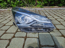 Load image into Gallery viewer, Frontscheinwerfer Toyota Yaris LED Rechts Scheinwerfer Headlight