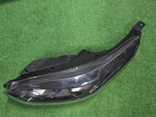 Laden Sie das Bild in den Galerie-Viewer, Frontscheinwerfer Kia Ceed 92101-J7500 LED Ein Stück (Rechts oder Links)