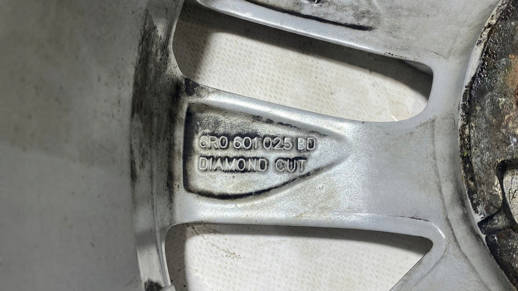 1x Alufelge 15 Zoll 6.0" 5x100 40ET Glanz Silber 6R0601025 VW Polo Rim Wheel