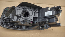 Laden Sie das Bild in den Galerie-Viewer, Frontscheinwerfer VW Touareg 761941036B LED Rechts Scheinwerfer Headlight