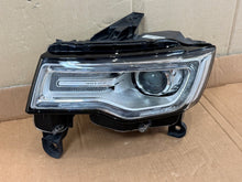 Laden Sie das Bild in den Galerie-Viewer, Frontscheinwerfer Jeep Grand Cherokee Wk2 68144709AE Xenon Links Headlight SCH6110460843xz