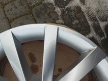 Laden Sie das Bild in den Galerie-Viewer, 1x Alufelge 16 Zoll 6.0" 5x100 38ET Glanz Silber 657601025B Skoda Fabia Iii FEL9903830987bt